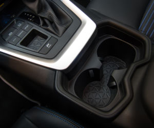 2019 Toyota RAV4 Hybrid - wnętrze piątej generacji SUV-a
