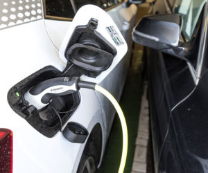 Samochód elektryczny, ładowanie samochodu