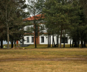 Pałac nad jeziorem czeka na Kaczyńską
