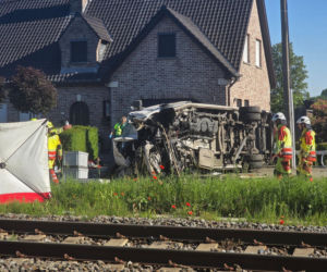 Koszmar na przejeździe kolejowym. Pociąg huknął w autobus z dziećmi! Są ofiary śmiertelne!