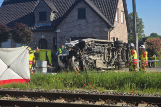 Koszmar na przejeździe kolejowym. Pociąg huknął w autobus z dziećmi! Są ofiary śmiertelne!