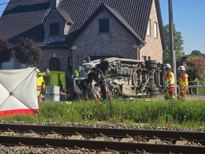 Koszmar na przejeździe kolejowym. Pociąg huknął w autobus z dziećmi! Są ofiary śmiertelne!