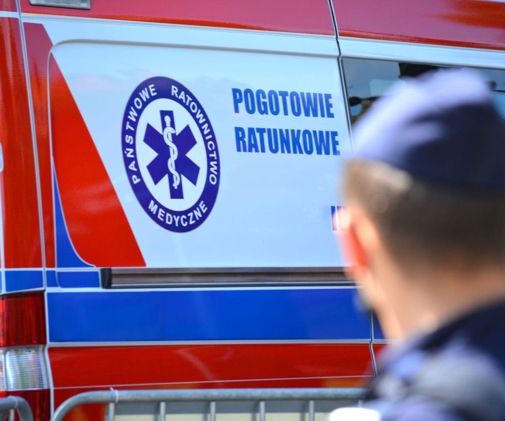 Karetka pogotowia ratunkowego oraz policjant. O akcji ratunkowej w Białymstoku przeczytasz na SE Białystok.