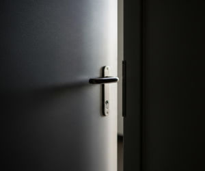 Podpalacz bankomatów w Gdyni zatrzymany. Czy to tylko wandalizm, czy coś znacznie więcej?