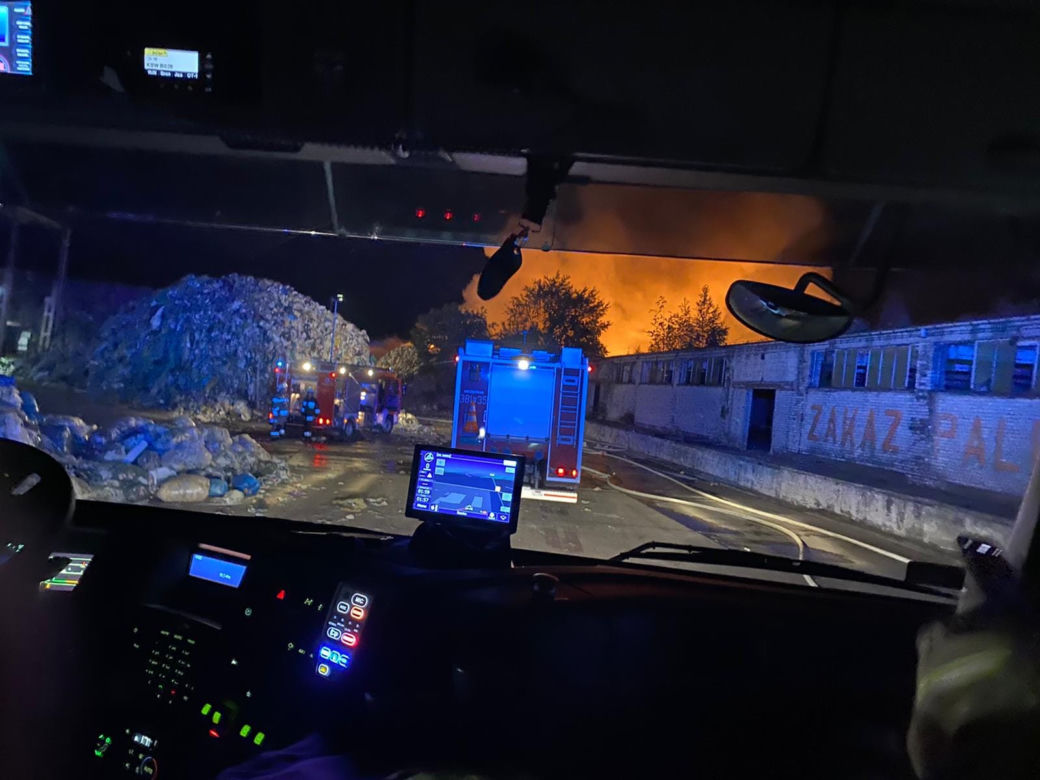 Wielkopolskie/ Gaszenie hałdy odpadów w Rawiczu może potrwać jeszcze kilkanaście godzin