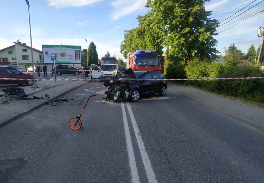 Potworny wypadek w Koszycach Wielkich. Kierowca dostawczaka zakończył jazdę na ścianie sklepu 