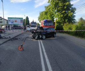 Potworny wypadek w Koszycach Wielkich. Kierowca dostawczaka zakończył jazdę na ścianie sklepu 