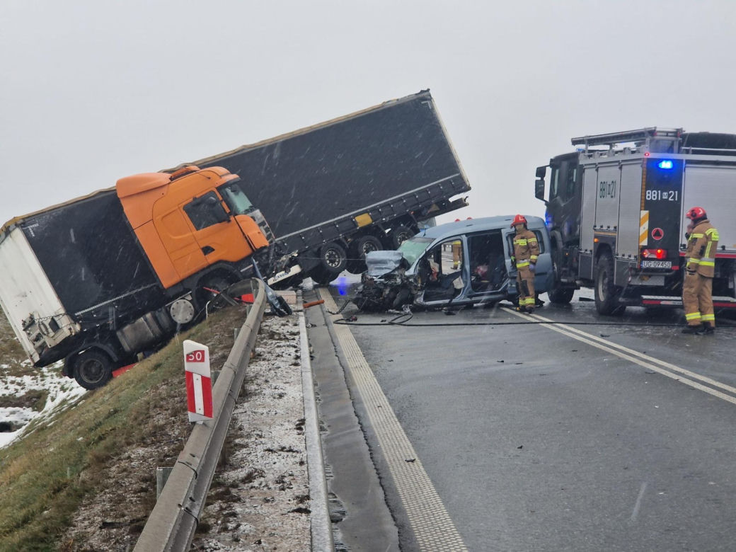 Wypadek w Kołbieli. Tir roztrzaskał osobówkę. Nie żyje jedna osoba