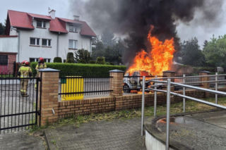 40-latek o krok od spłonięcia żywcem. Z auta wyciągnął go policjant
