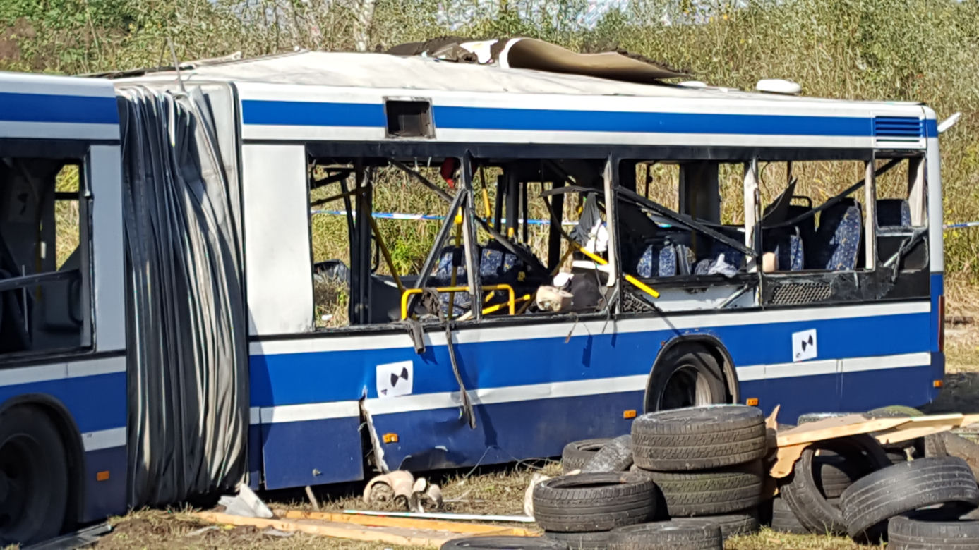 Tak wygląda autobus po wybuchu bomby, którą chciał stworzyć Paweł R.
