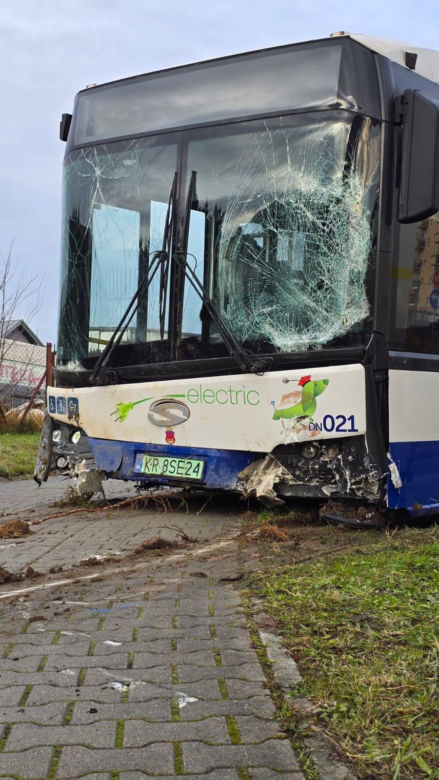 Groźny wypadek autobusu w Krakowie. Pojazd staranował ogrodzenie