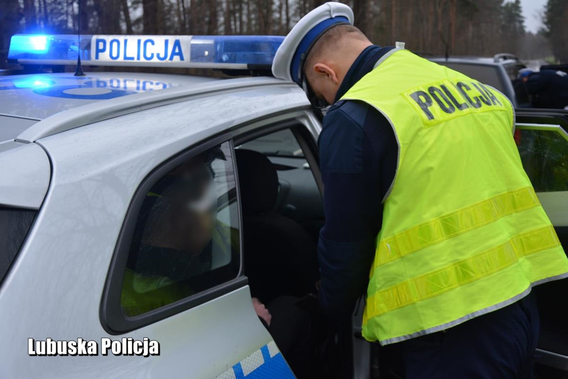 NAĆPANY młodzieniec za kierownicą PASSATA