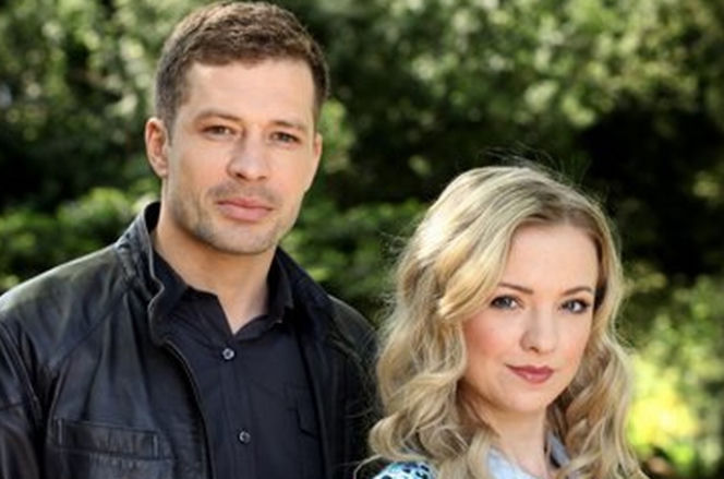M jak miłość. Tomek (Andrzej Młynarczyk), Joanna (Barbara Kurdej-Szatan)