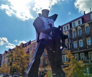 Szczeciński marynarz w koszulce z napisem Konstytucja