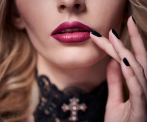 Zapomnij o ognistej czerwieni na paznokciach. Początek roku zdominował odcień czerwonego wina