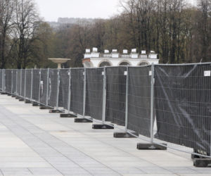 Grodzą Pl. Piłsudskiego potężnym płotem