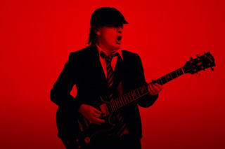 Kto namówił Angusa Younga do noszenia mundurku? Gitarzysta opowiedział historię