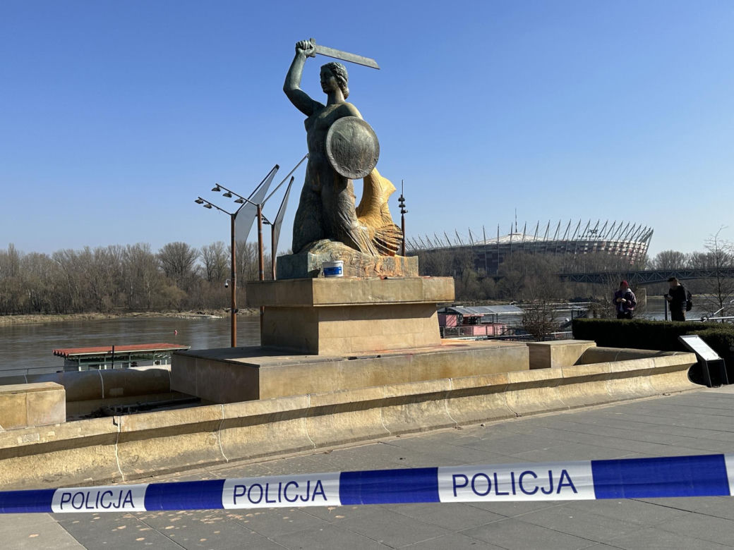 Zniszczyły pomnik Syrenki. Ich odpowiedź szokuje: „Nie chciałyśmy”. Urzędnicy planują czyszczenie monumentu