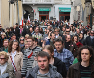 Morze łez, setki krakowian na ulicach. Tak żegnano ofiary katastrofy smoleńskiej 10 lat temu