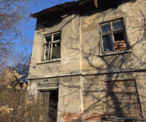 Budynek grozi zawaleniem! Mimo tego imprezują tam dzieci