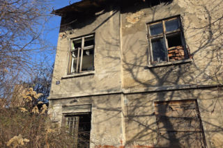 Budynek grozi zawaleniem! Mimo tego imprezują tam dzieci