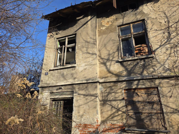 Budynek grozi zawaleniem! Mimo tego imprezują tam dzieci