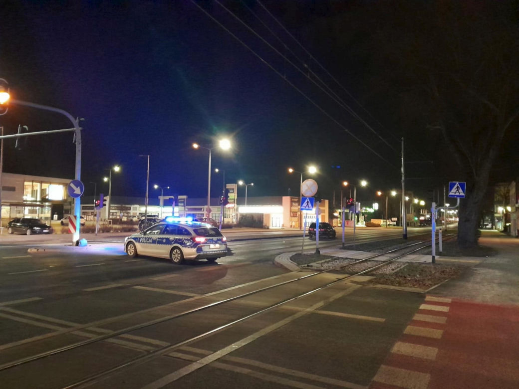 Pabianice. Makabryczny wypadek na przejściu. Po 69-latku została tylko kałuża krwi [ZDJĘCIA].