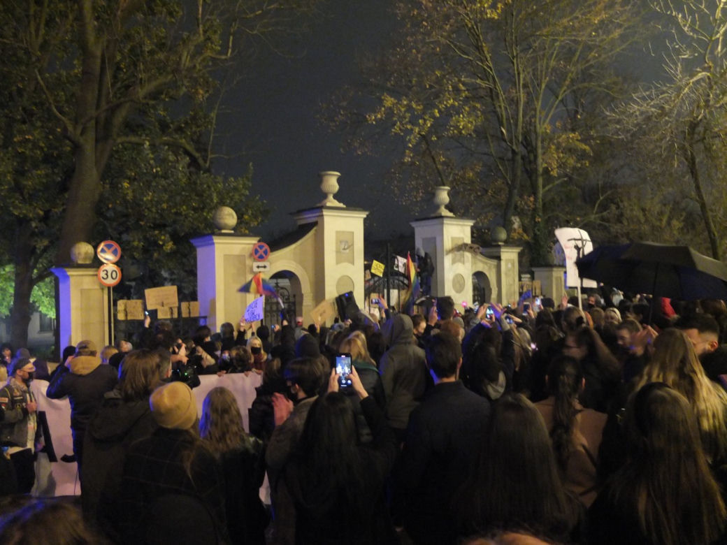 PROTEST KOBIET W LUBLINIE. KILKA TYSIĘCY OSÓB PRZEMASZEROWAŁO POD ARCHIKATEDRĘ I KURIĘ LUBELSKĄ. ŚWIĄTYNI MODLITWĄ BRONILI PRAWICOWCY