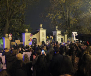 PROTEST KOBIET W LUBLINIE. KILKA TYSIĘCY OSÓB PRZEMASZEROWAŁO POD ARCHIKATEDRĘ I KURIĘ LUBELSKĄ. ŚWIĄTYNI MODLITWĄ BRONILI PRAWICOWCY