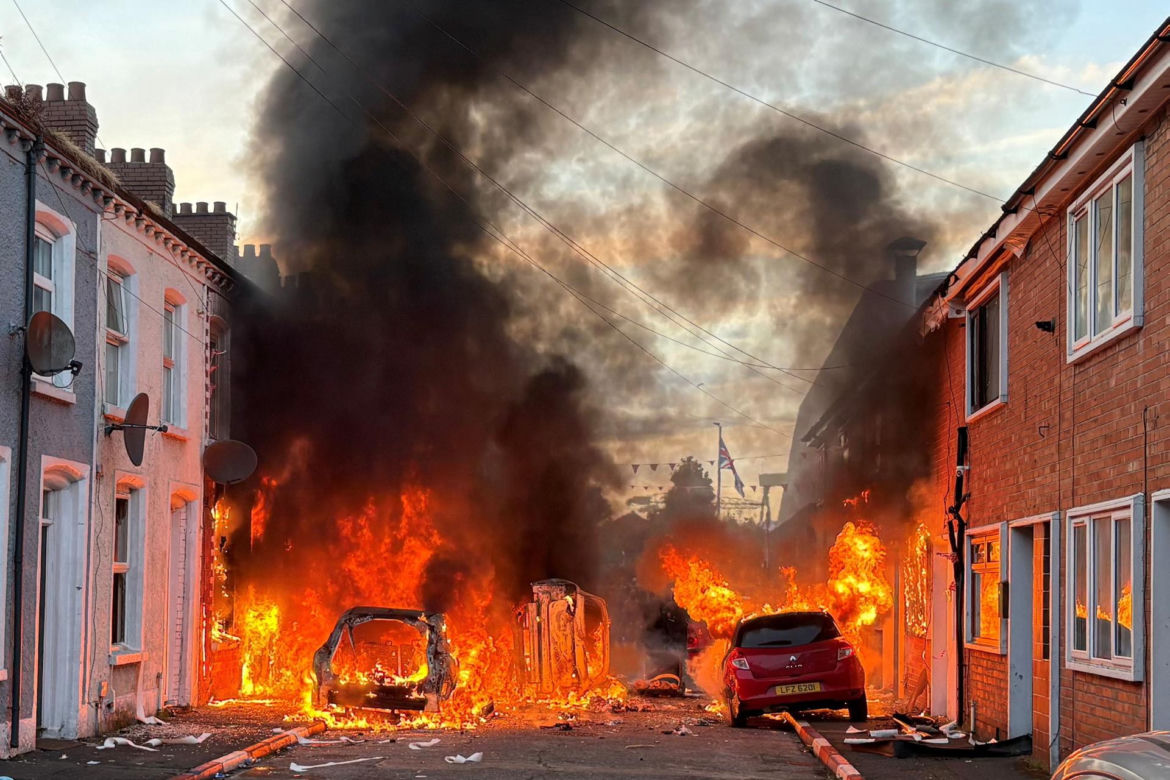 Prawie odciął mężczyźnie głowę na ulicy, posmakował jego krwi. Miasto płonie po protestach