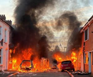 Prawie odciął mężczyźnie głowę na ulicy, posmakował jego krwi. Miasto płonie po protestach