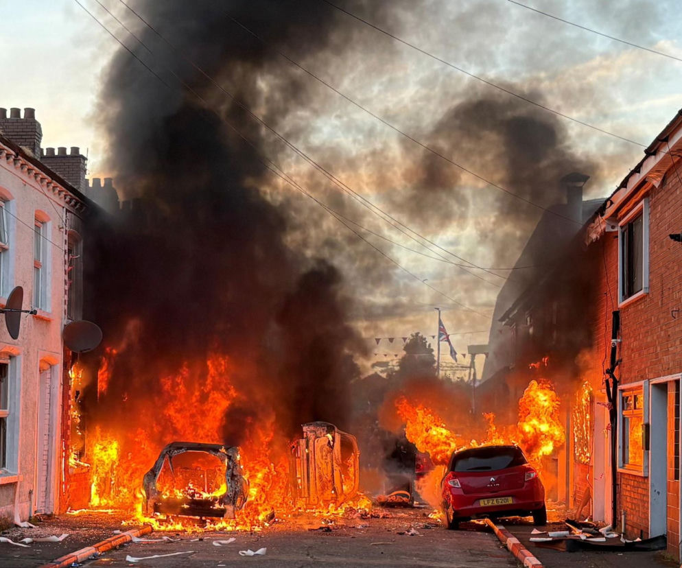 Prawie odciął mężczyźnie głowę na ulicy, posmakował jego krwi. Miasto płonie po protestach