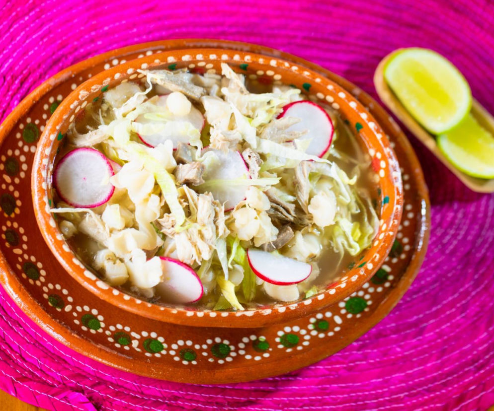 Zupa pozole bianco - meksykański klasyk z białą kukurydzą i rzodkiewką