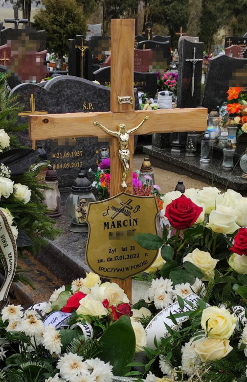 Grób Marcina, który zginał w wypadku w Kamieniu, pokryły białe kwiaty