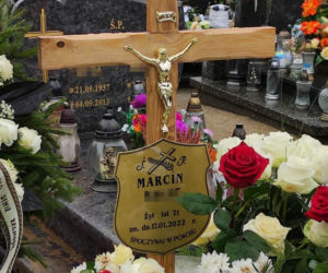 Grób Marcina, który zginał w wypadku w Kamieniu, pokryły białe kwiaty