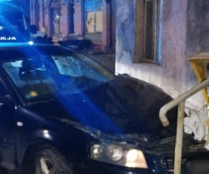 Wjechał samochodem w dom, po czym zgłosił się na policję jako poszkodowany