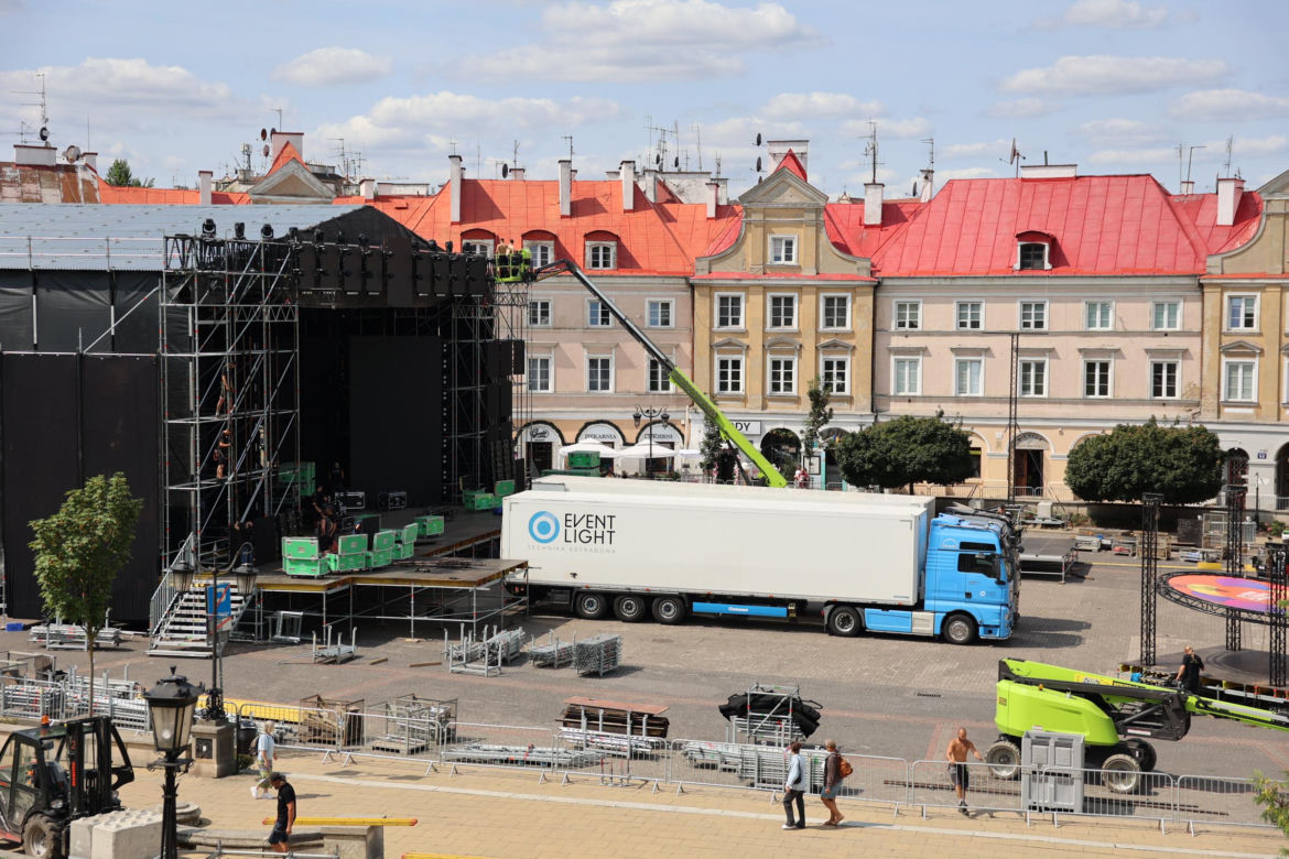 Przed sobotnim koncertem trwa budowa sceny na pl. Zamkowym w Lublinie