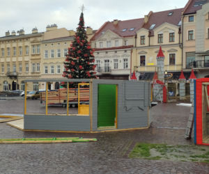 Świąteczne Miasteczko na Rynku! Co będzie można dostać na jarmarku? Ruszył montaż atrakcji! [LISTA]