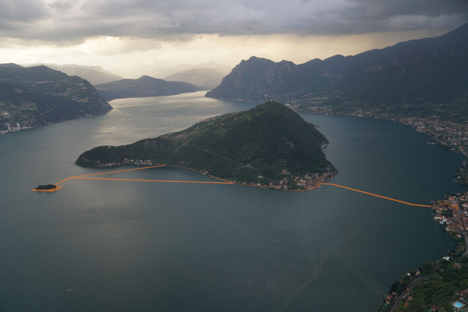 Pływający pomost na jeziorze Iseo
