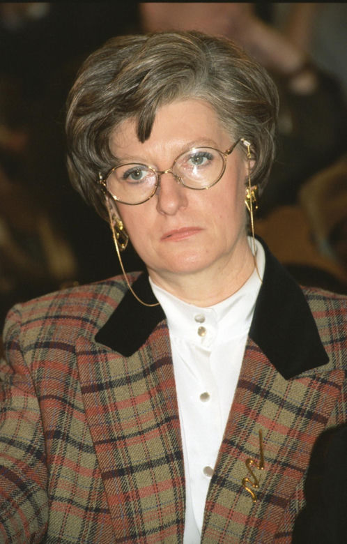 Była pierwszą kobietą na stanowisku premiera III RP. Już po roku złożyła dymisję