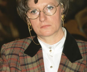 Była pierwszą kobietą na stanowisku premiera III RP. Już po roku złożyła dymisję