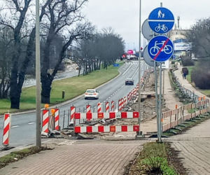 Ulica rozkopana, drzewa wycięte, kierowcy narzekają. Co z nowym dojazdem do sklepu IKEA w Szczecinie?