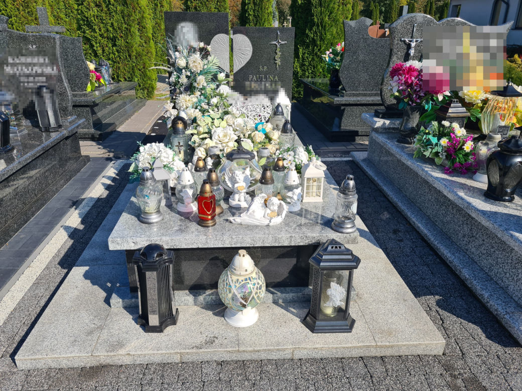  Makowisko. Paulina miała tylko 16 lat, gdy zginęła w samochodzie kolegi. Białe aniołki strzegą jej grobu [GALERIA] 