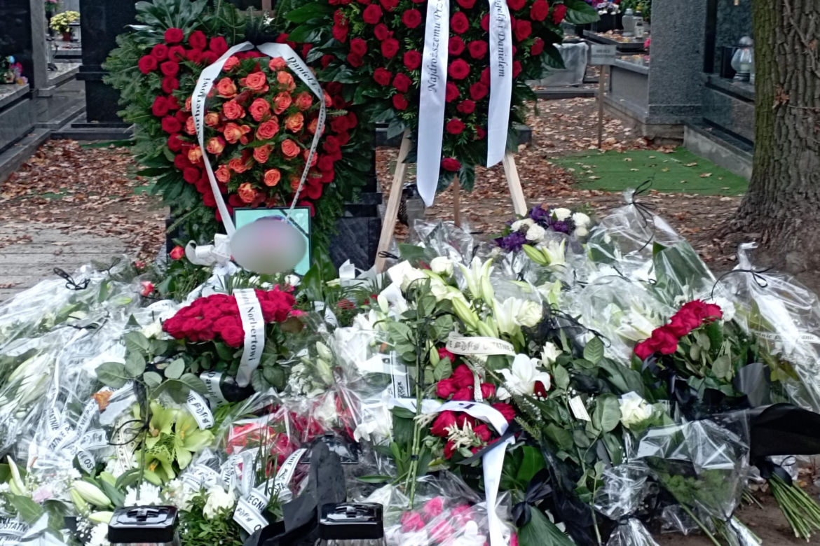  Pożegnali zastrzelonego Norberta z Żyrardowa. Wieńce przykryły jego grób