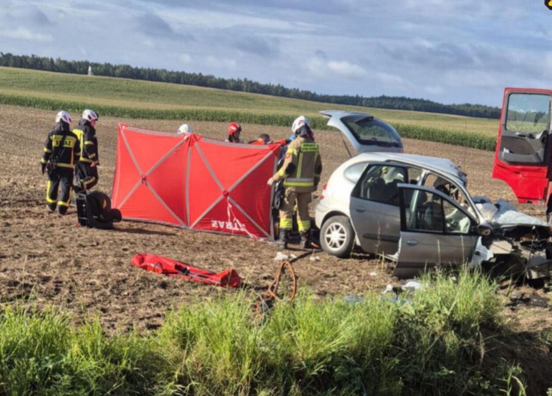 Tragiczny poranek. Kierowca osobówki nie miał szans po zderzeniu z ciężarówką!