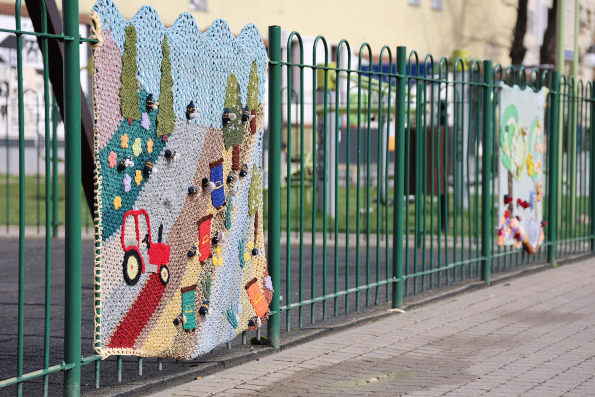 Kolorowe instalacje opanowały Lublin. Tak „Otulanie włóczką” świętuje swoje 10. urodziny!