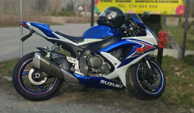 Niebezpieczne popisy motocyklisty w Sulbinach. 28-latek  jeździł na jednym kole!