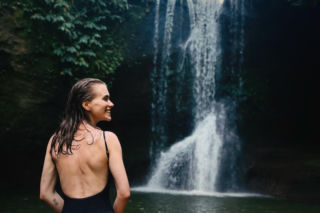 Sieklucka na Bali, a Zawodnik przy bali. Która ma fajniejsze wczasy?