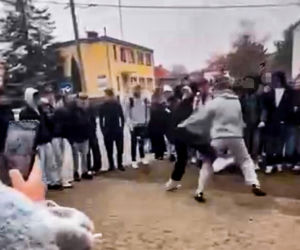 Uczniowie urządzili sobie „ustawkę” pod szkołą! Bójka na oczach tłumu. Nagrania trafiły do sieci