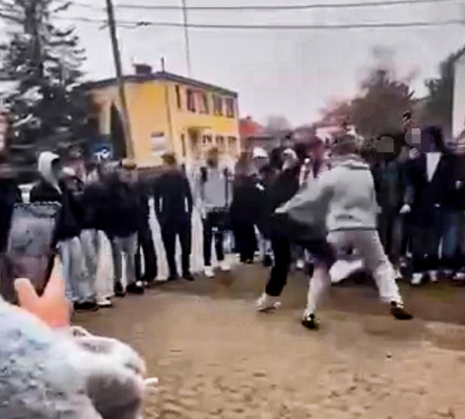 Uczniowie urządzili sobie „ustawkę” pod szkołą! Bójka na oczach tłumu. Nagrania trafiły do sieci